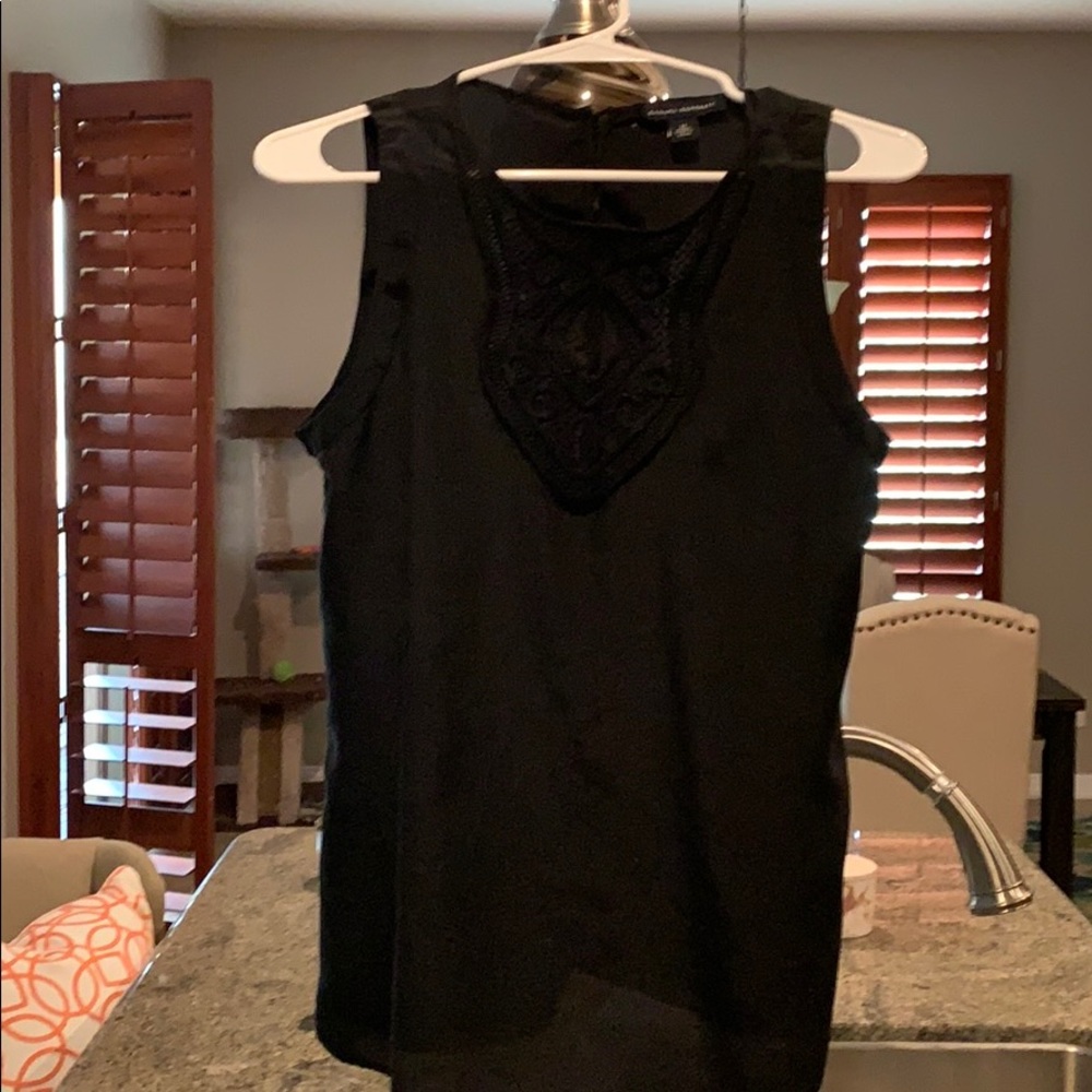 Black decorative neckline, sleeveless blouse!